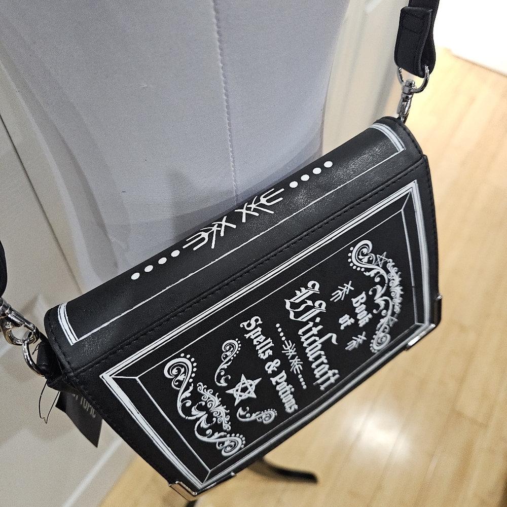 Hot Topic Goth Witchcraft Spells & Potions Book Black Crossbody Bag Purse NWT - Picture 3 of 9